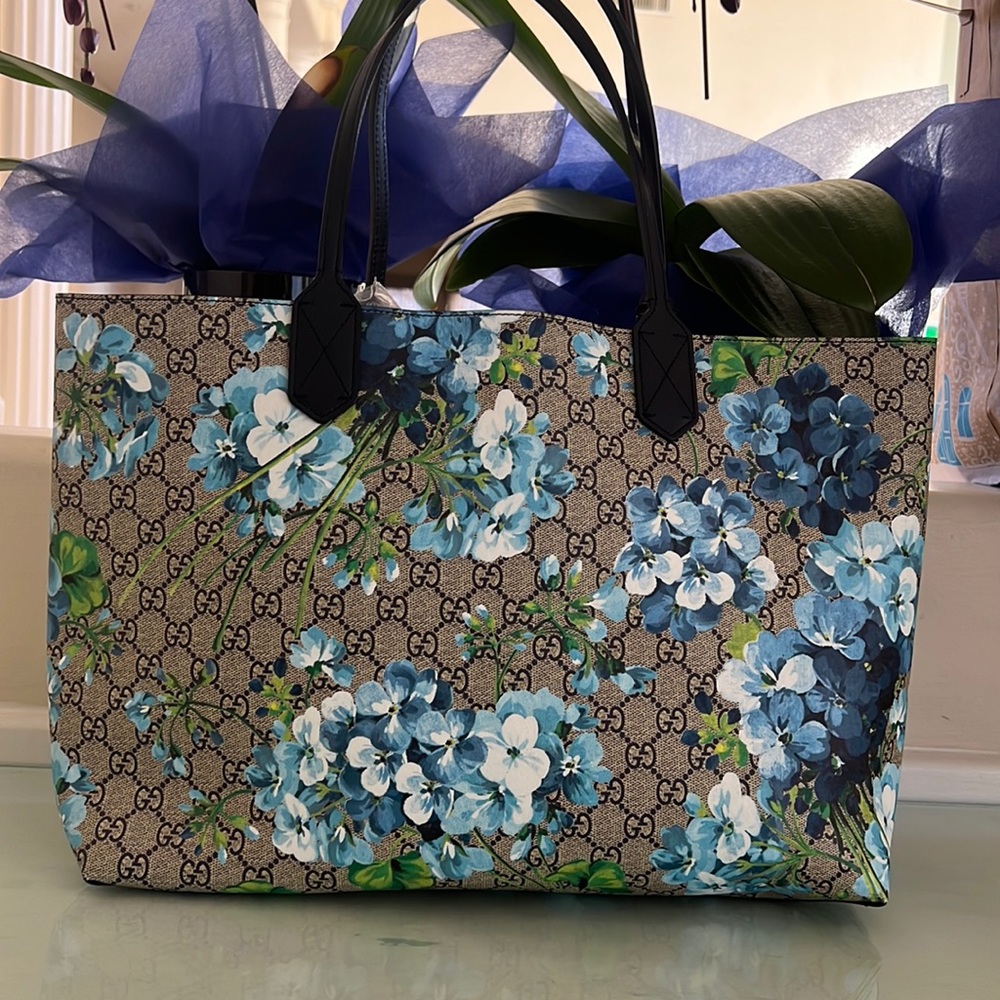 !! Holiday Sales !! Price dropped Gucci Ophidia leather tote
Floral Blue